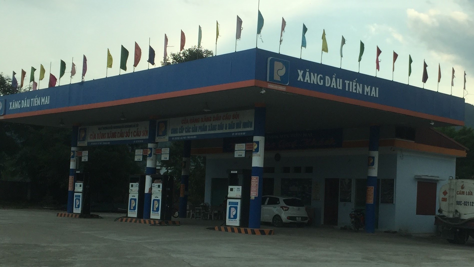 Hòa Bình: Trạm sạc VinFast - Cửa hàng xăng dầu Petrolimex HSB Số 118